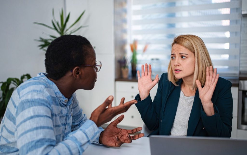 Relations tendues entre collègues : identifier les causes